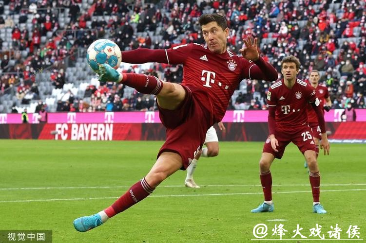 德甲-莱万安慰球博阿滕开场被罚下 拜仁客场1-5负 德甲-莱万安慰球博阿滕开场被罚下 拜仁客场1-5负