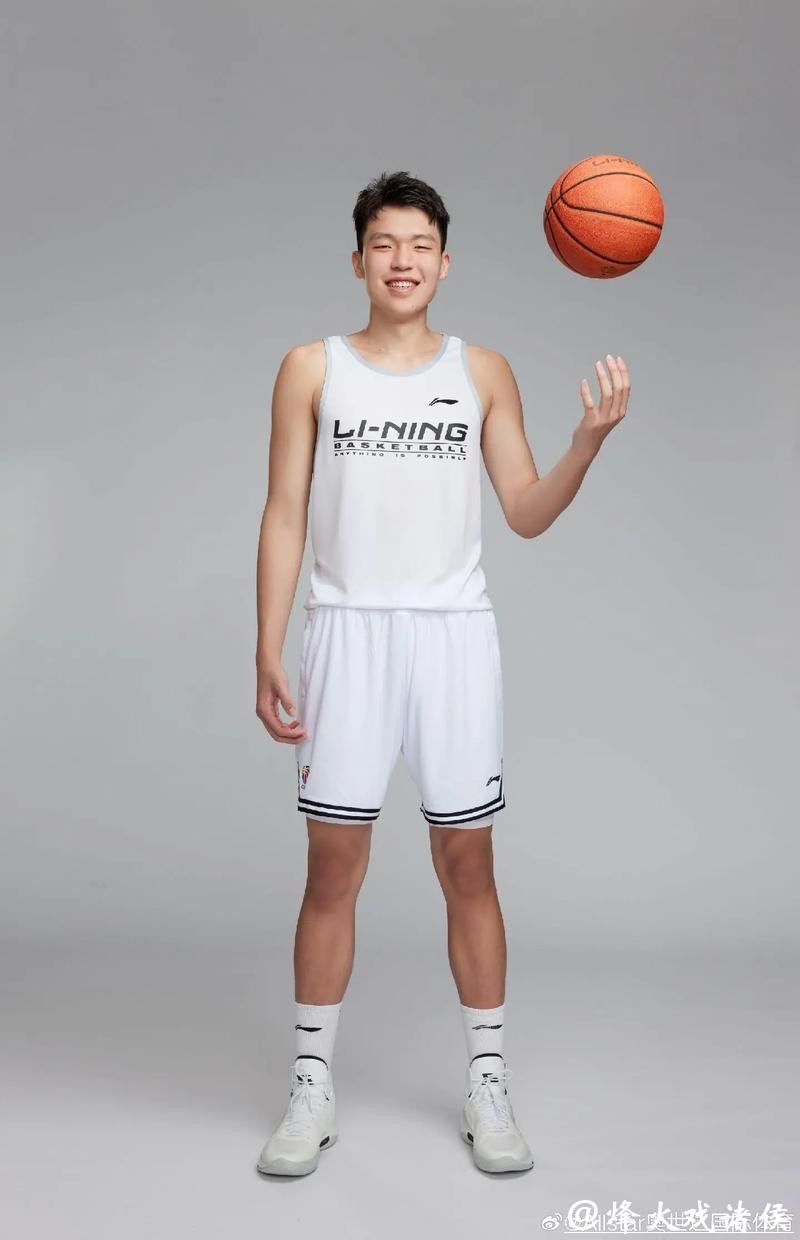 杨瀚森签约詹姆斯所在经纪公司 将报名NBA选秀 杨瀚森签约詹姆斯所在经纪公司 将报名NBA选秀